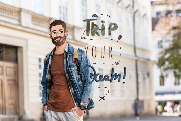 jonge man met handen in zakken en geïllustreerd gezicht in de buurt van reis uw droom illustratie in de stad - Foto, afbeelding