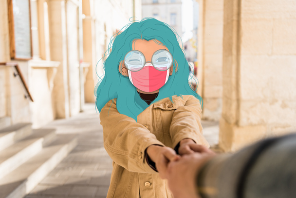 szelektív fókusz lány illusztrált arc és kék haj orvosi maszk fogja a kezét a férfi a városban - Fotó, kép