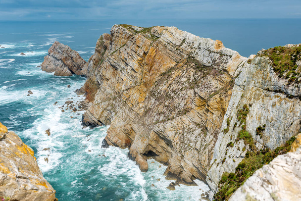 Mar bruta en Cabo de Penas (Cabo de Peas) en asturias en el norte de España
 - Foto, Imagen