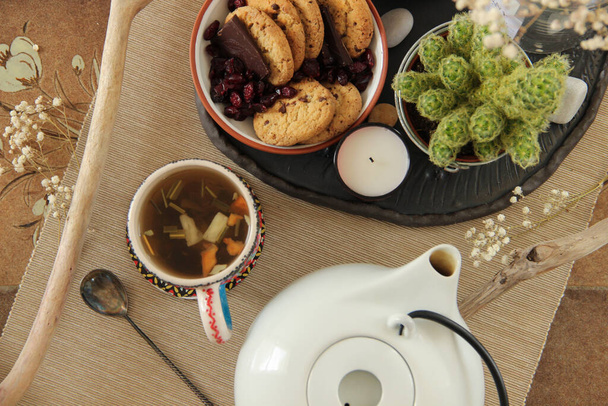 Persoonlijke thee ceremonie arrangement met uitzicht vanaf een top. Moment van ontspanning met een kopje thee en snacks. - Foto, afbeelding