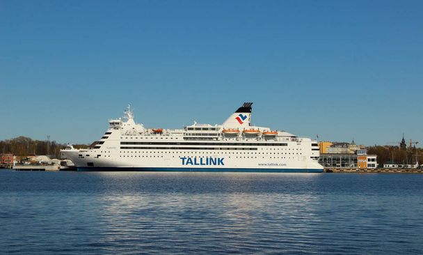 Ryga, Łotwa. 23 kwietnia 2020 roku. Statek wycieczkowy Tallink tymczasowo na biegu jałowym w porcie w Rydze.  - Zdjęcie, obraz