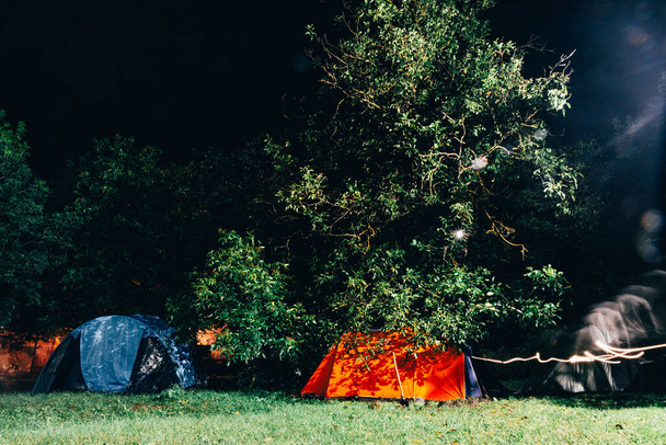 camper dans la forêt la nuit noire
  - Photo, image