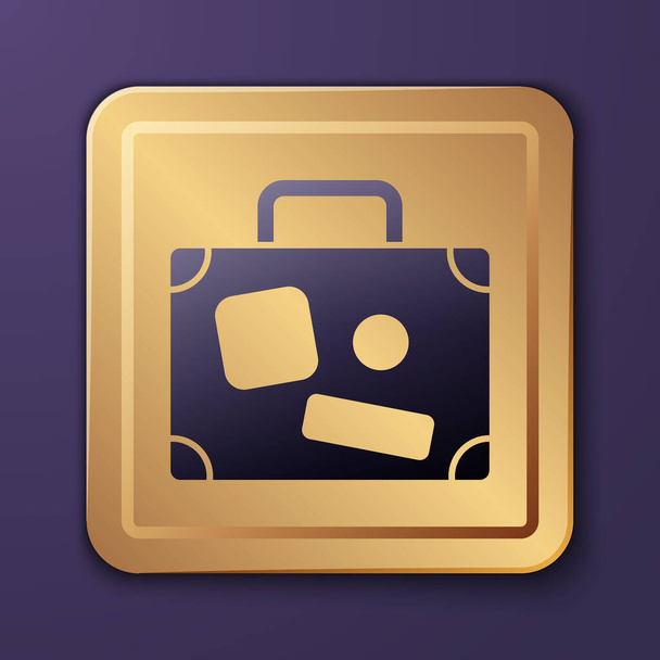 紫の背景に隔離された旅行アイコンのための紫のスーツケース。手荷物のサインだ。荷物アイコンを移動します。金の四角形のボタン。ベクターイラスト - ベクター画像