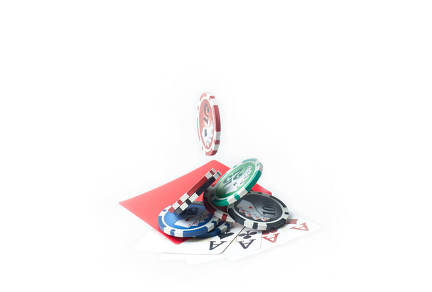poker žetony a červené tričko na bílém izolovaném pozadí - Fotografie, Obrázek