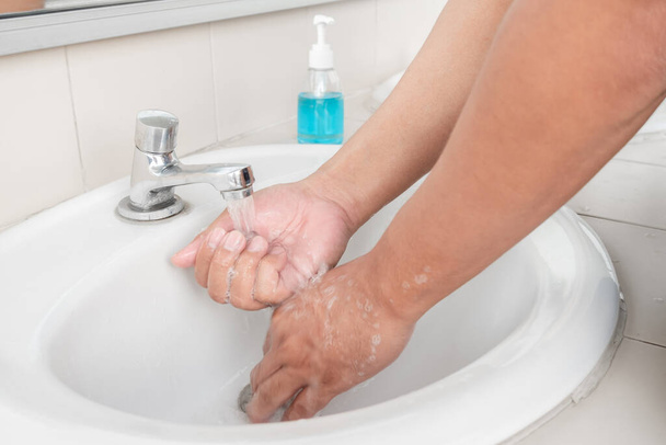 Männerhände waschen ihre Hände mit Seife saubere Hände in der Wanne mit Seife, Körperpflege. - Foto, Bild