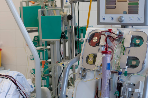 Máquina de diálisis en UCI hospitalaria, un lugar donde se pueden tratar pacientes con neumonía causada por coronavirus covid-19
.  - Foto, Imagen