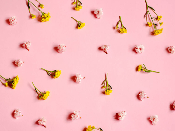 Egy csomó színes virág rózsaszín háttérrel. jácintok és vadvirágok. Virágos háttér. - Fotó, kép