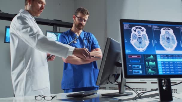 Hastane ofisinde çalışan profesyonel tıp doktorları bilgisayar teknolojisi kullanıyorlar. Tıp, sinir cerrahisi ve sağlık konsepti. - Video, Çekim