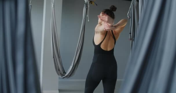 Vonzó fiatal nő nyújtózkodik a légy jóga stúdióban, jóga osztályok lassított felvételen, személy végez fizikai gyakorlatokat, nyújtás és torna, 4k DCI 60p Prores HQ - Felvétel, videó