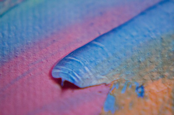 Tuval üzerindeki yağlı boya palet bıçağıyla yazılır. Yağlı boya ve palet bıçağıyla yapılmış bir resmin resmi..  - Fotoğraf, Görsel