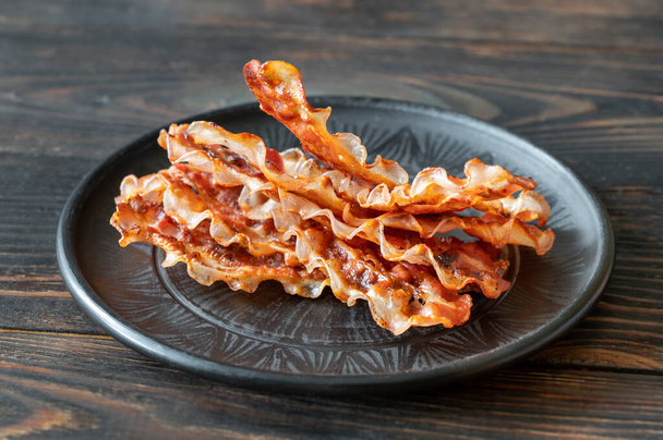 Smažené slaninové pásky na talíři zblízka - Fotografie, Obrázek