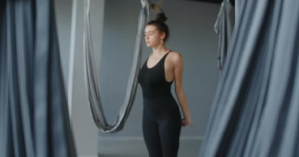 Attraktive junge Frau dehnt sich im Fly Yoga Studio, Yoga-Kurse in Zeitlupe, Person macht körperliche Übungen, Stretching und Gymnastik, 4k DCI 60p Prores HQ - Filmmaterial, Video