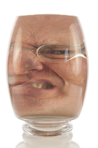 Wütendes Gesicht im Glas eingesperrt - Foto, Bild