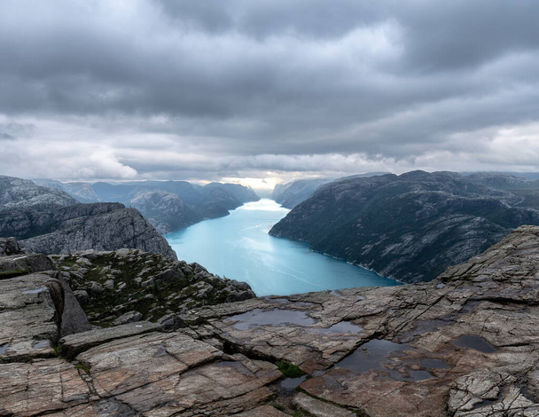 ノルウェーの有名なプリケストロールからの眺め - 写真・画像