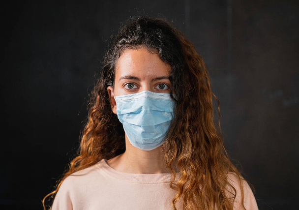 Koronavírus. Koronavírus elleni védőmaszkot viselő fiatal nő. - Fotó, kép