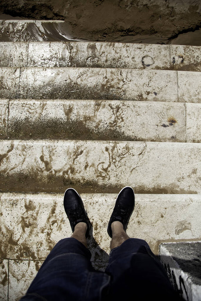 Los pies del hombre en una escalera, al aire libre y detalle deportivo
 - Foto, Imagen
