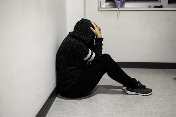 Kobieta płacząca w szpitalu, szczegóły smutku i smutku - Zdjęcie, obraz