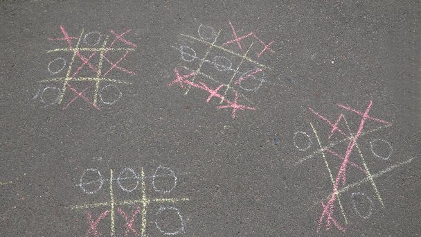 Παιδικό, πολύχρωμο σχέδιο στην άσφαλτο με χρωματιστές κραγιόνια. Πολύχρωμο και έγχρωμο σχέδιο ενός παιδιού στο δρόμο. - Φωτογραφία, εικόνα