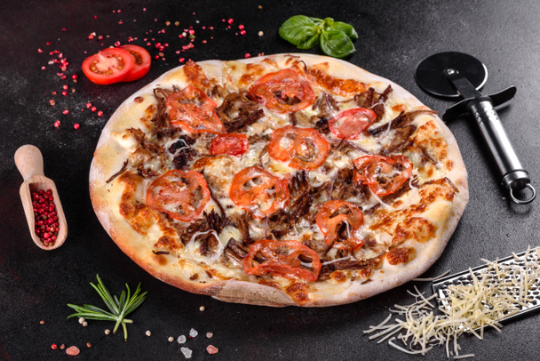 Friss forró pizza hússal, gombával, sajttal és paradicsommal sütőben. Olasz konyha - Fotó, kép