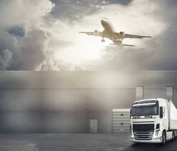 Witte vrachtwagen in het voorplein van een overstappoort klaar om de goederen te laden en de bestemming te bereiken. Internationaal scheepvaartlogistiek concept - Foto, afbeelding
