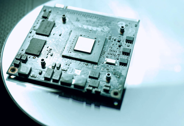 Вибіркове фокусування на мікропроцесорі на материнській платі pc. Circuit Board з резисторними мікрочіпами та електронними компонентами. Комп'ютерна технологія. Стріляй у ключ. - Фото, зображення