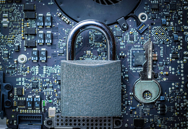 サイバーセキュリティロック。セキュリティコンピュータマイクロスキームチップ上の鍵ロック付きデータインターネット保護。ハッカーの攻撃とデータ漏洩、情報漏洩の概念. - 写真・画像