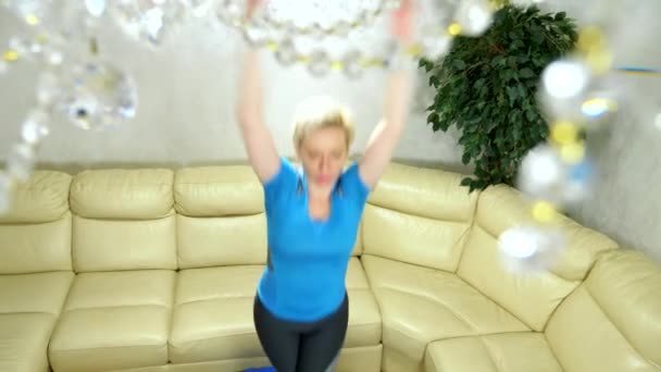woman goes in for sports on a trampoline at home. cardio. - Séquence, vidéo