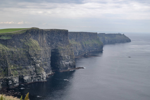 Clare Ireland 'daki dünyaca ünlü Moher Kayalıkları manzarası. Vahşi Atlantik yolu boyunca İrlanda 'nın manzarası.. - Fotoğraf, Görsel