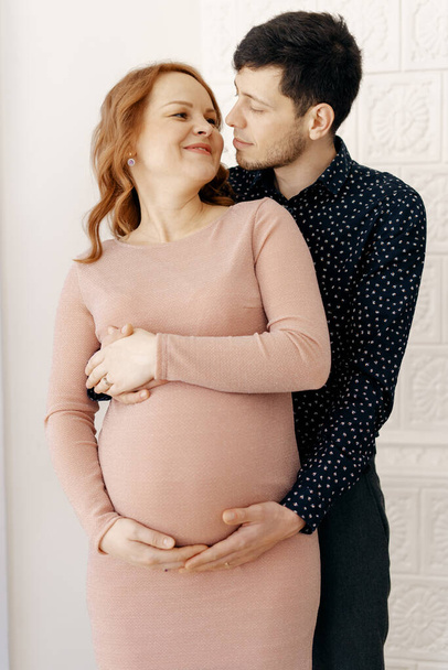 Młoda atrakcyjna para w ciąży matka i szczęśliwy ojciec - Zdjęcie, obraz