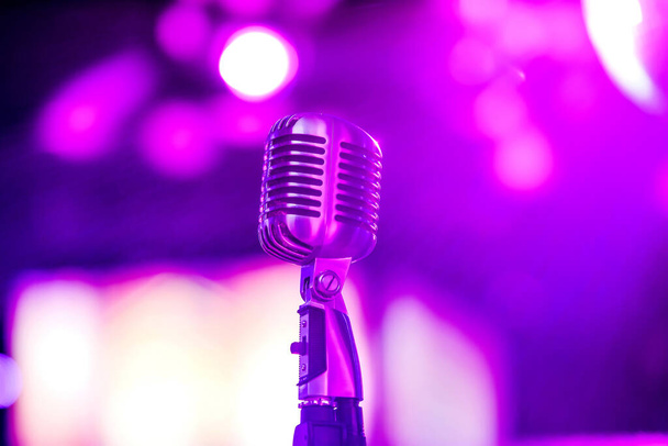 Pozadí karaoke. Stříbrný vintage mikrofon na bokeh.Detailní záběr retro mikrofonu na koncertu.Profesionální mikrofon - Fotografie, Obrázek