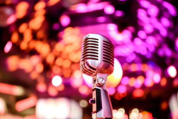 Karaoke-Background.Silver Vintage Mikrofon auf bokeh.close-up von Retro-Mikrofon bei Konzert.Professionelles Mikrofon - Foto, Bild