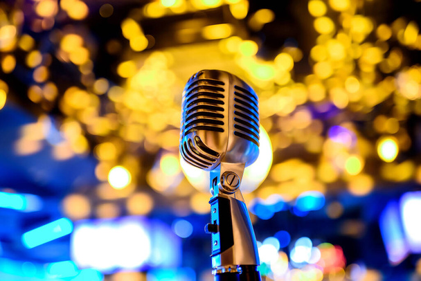 Fond karaoké Microphone vintage Silver sur bokeh.Gros plan du microphone rétro au concert.Microphone professionnel
 - Photo, image