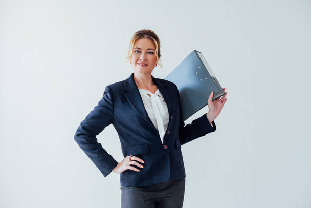 retrato de una mujer de negocios con papeleo en el trabajo en la oficina
 - Foto, imagen