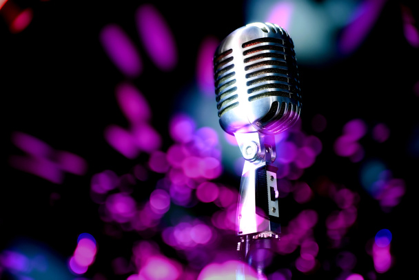 Karaoke tła.Silver vintage mikrofon na bokeh.Close-up mikrofonu retro na koncercie.Profesjonalny mikrofon - Zdjęcie, obraz