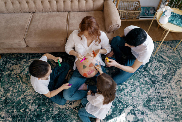 Famiglia felice disegno cuori su mamme pancia
 - Foto, immagini