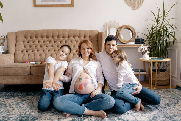 Boldog barátságos család szülők és két gyerek, lánya és fia mosolygós - Fotó, kép