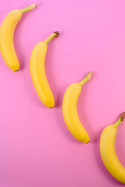 banán izolované na růžovém pozadí. - Fotografie, Obrázek