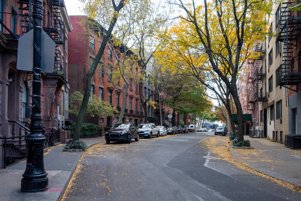 Herbst in der Innenstadt von New York City Greenwich Village Straße mit braunen Steinhäusern - Foto, Bild