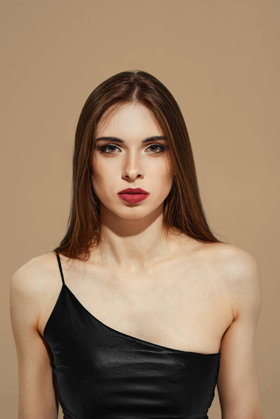 Retrato de menina bonita com maquiagem natural e lábios vermelhos
 - Foto, Imagem