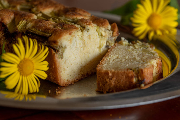 Délicieux gâteau à la rhubarbe décoré de fleurs jaunes printanières. Dessert cétogène sans sucre et farine
 - Photo, image