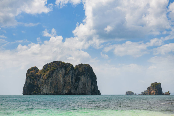 Naturlandschaft mit großen Felsen, Bergen und schönem Meerwasser, Blick auf die Insel Poda in der Provinz Krabi in Thailand - Foto, Bild