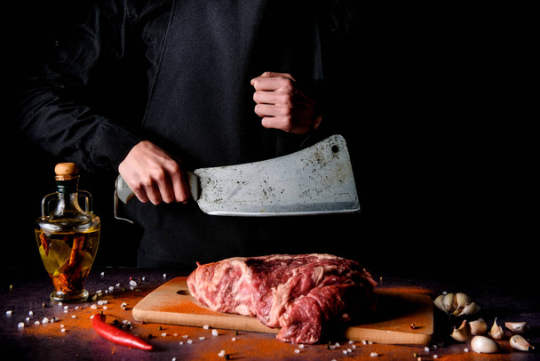 Бучер зрізає свіже м'ясо на дереві board.Біф стейк і сіль на задньому плані з вільним простором для текстового дизайну або логотипного ресторану меню. - Фото, зображення