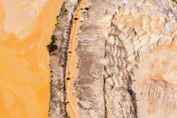 Un viento árido barrió parche de suciedad naranja en una vía fluvial seca no utilizada
 - Foto, imagen