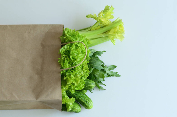 紙袋の中の新鮮な野菜白い背景にある野菜店のエコパッケージの中の新鮮な野菜隔離された密接な食料品配達 - 写真・画像