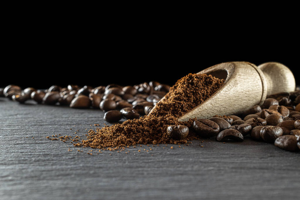 カフェコーヒーの背景。食品用エスプレッソ豆,黒でカフェインの朝食を飲む.エネルギーモカ、カプチーノ成分のために隔離された茶色のローストコーヒーの種。マクロ写真、ソフトフォーカス - 写真・画像