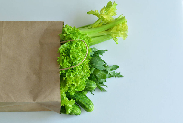 čerstvá zelenina v papírovém sáčku.čerstvá zelenina v ekologickém balení z obchodu se zeleninou na bílém pozadí izolát, detailní záběr, dodávky potravin - Fotografie, Obrázek