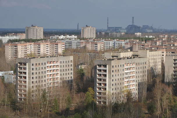 Opuštěné město duchů Pripyat, pohled na jadernou elektrárnu, postapokalyptické město, jarní sezóna v černobylské výlučné zóně, Ukrajina - Fotografie, Obrázek