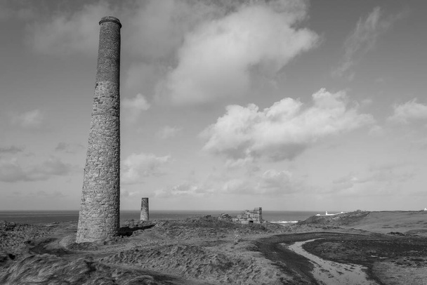 Ландшафтна фотографія занедбаних індустріальних димарів гірничодобувної промисловості на узбережжі Корнуола. - Фото, зображення