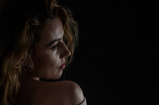 Silhouette Porträt eines Mädchens isoliert auf dunklem Hintergrund - Foto, Bild