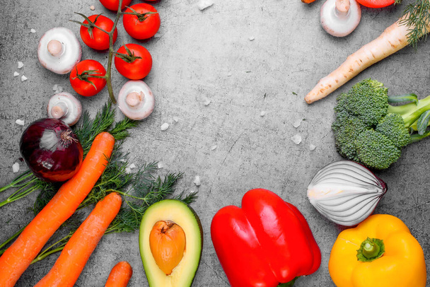 Alimentation saine végétalienne. Légumes et fruits. Sur fond noir. Vue de dessus. Espace de copie
. - Photo, image
